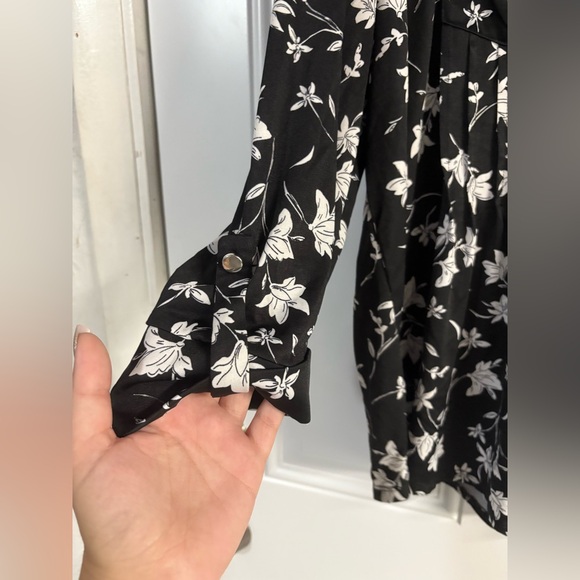 Cocomo Black and White Floral Top✨ - Picture 2 of 10